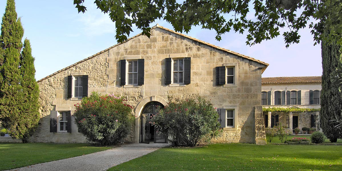 Exterieur-Le-Mas-de-Peint-hotel-5-etoiles-Arles_1200.600.crop-S.photo.a5e8e